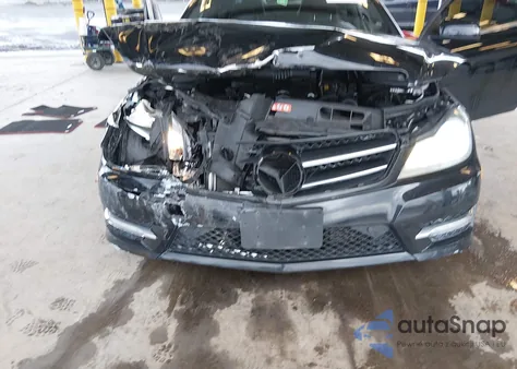 2013 Mercedes-Benz C 250 z USA, uszkodzony, nr VIN WDDGJ4HB4DF952100